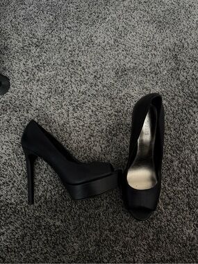 Guess Black Peep-Toe Platform Pumps